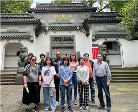 森垚一家人合影